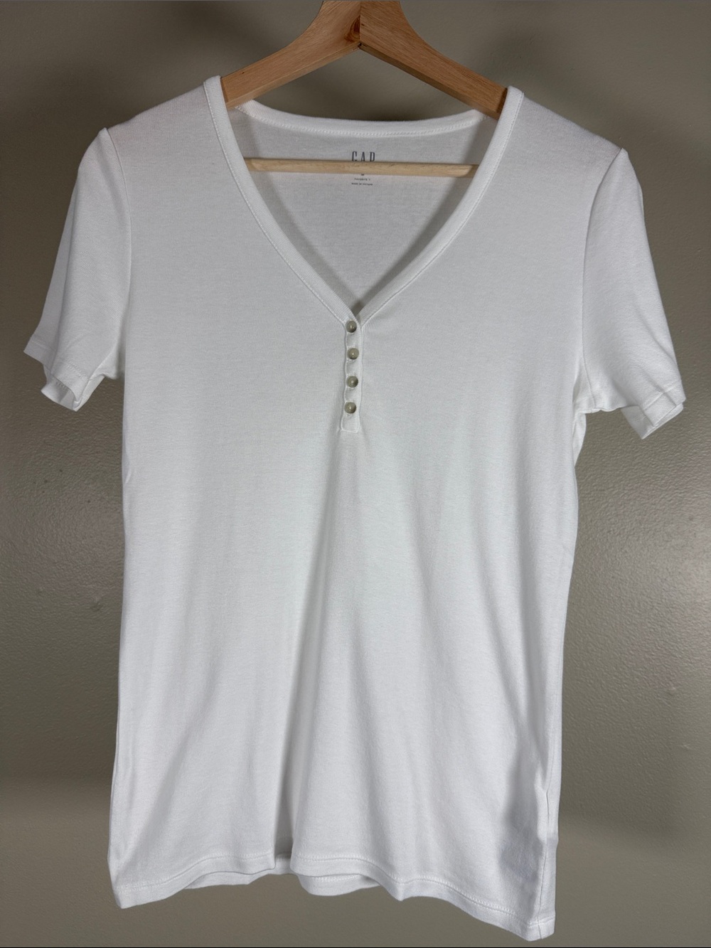 GAP White Short Sleeve V‑Neck Button Henley Tee